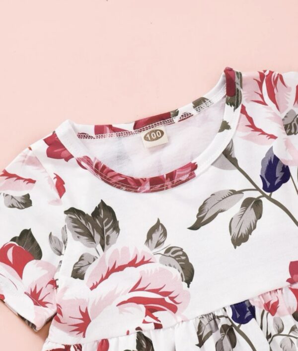 Floral Print Blouse With Ripped Jeans - Image 4